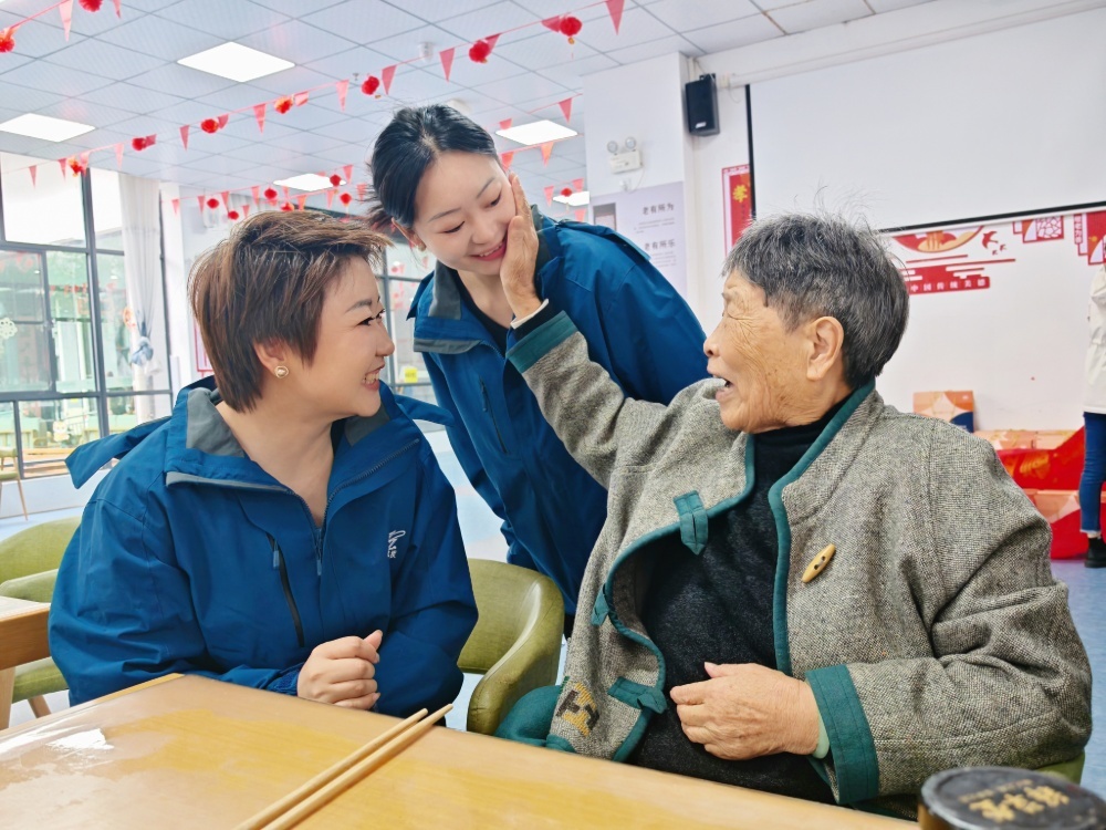 福利院慰問(wèn)